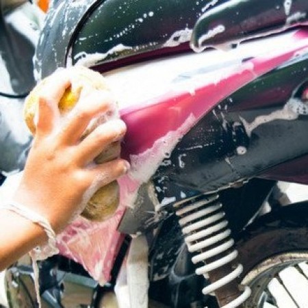 Cuci Motor Bersih, Motor Nyaman: Rahasia Dua Putra di Cilacap